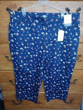 St Johns Bay Plus Size Capri Navy Floral Capri Pants/ Size 16